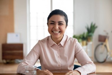 Videoda gülümseyen Hintli kadın portresi