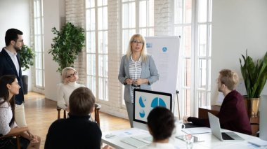 Toplantıda meslektaşları için kendinden emin iş kadını projesi sundu