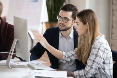 Ofisteki bilgisayar üzerinde çalışan çeşitli çalışanlara odaklandık.