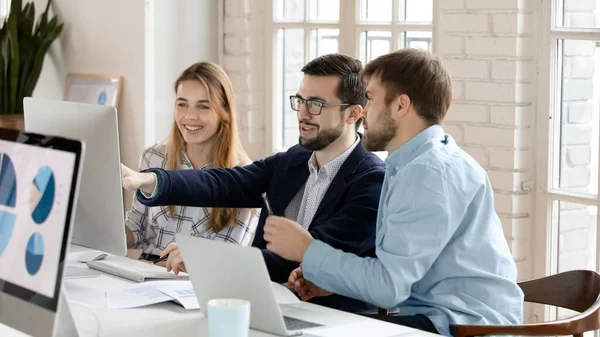 Sonriendo diversos colegas se divierten trabajando en la computadora en la oficina — Foto de Stock