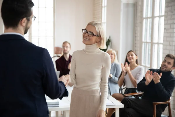 男性CEO握手女性同僚挨拶で昇進 — ストック写真