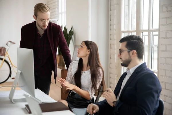 Diversos colegas trabajan juntos en la oficina de coworking — Foto de Stock