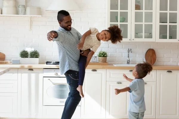 Känslomässig multiraser familj njuter dagis helgen inomhus. — Stockfoto