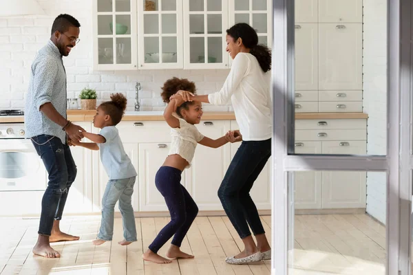 Aktiv galen afrikansk etnicitet familj par dans med små barn. — Stockfoto