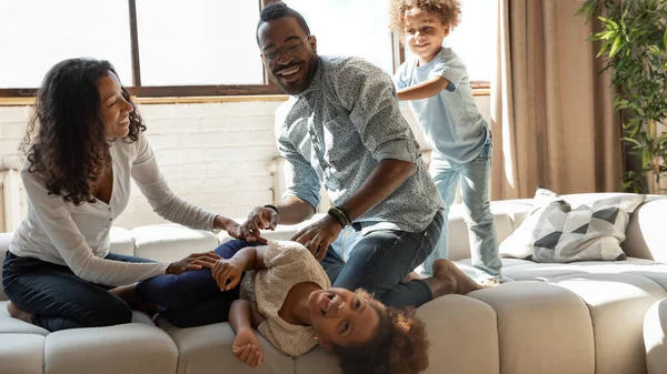 Alegre familia afroamericana involucrada en divertida actividad doméstica. — Foto de Stock