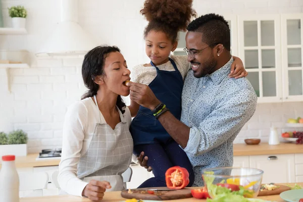 Pozitivní smíšené rasy rodina zábavné, těší vaření společně. — Stock fotografie