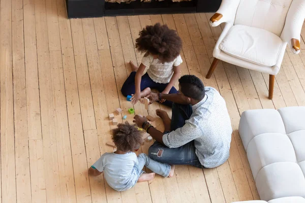 Amante afroamericano vinculación familia jugando juguetes. — Foto de Stock