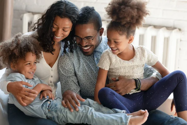 Sorrindo ligação mista raça família desfrutando de tempo de jogo relaxado. — Fotografia de Stock