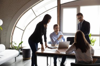 Melez genç iş adamları müzakere toplantısı düzenliyor..