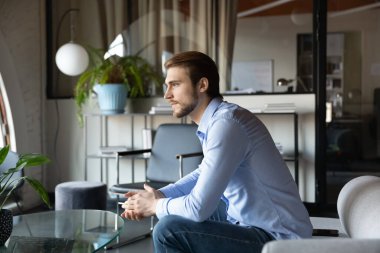 Genç işadamı profesyonel zorluklar düşünüyor..