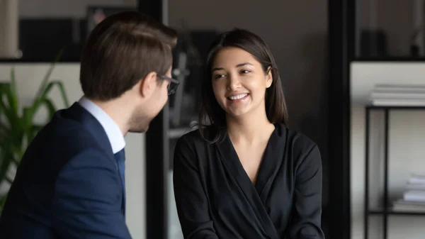 Negocios multirraciales sonrientes que se comunican en la oficina. — Foto de Stock