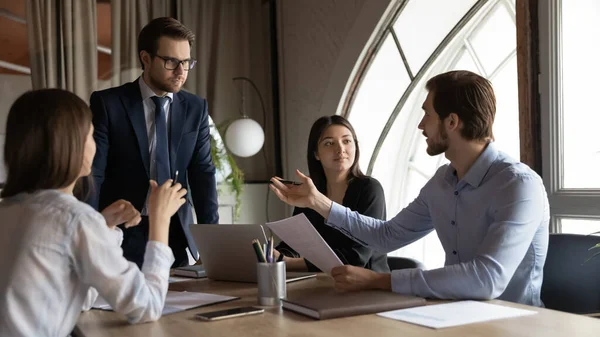 Gericht jonge teamleider houdt brainstormvergadering in functie. — Stockfoto