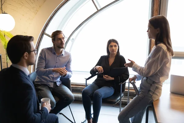 Geconcentreerde jonge vrouw die verslag uitbrengt over actuele kwesties. — Stockfoto