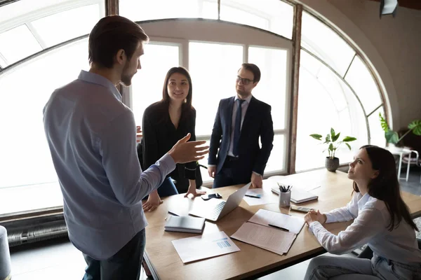 Olika kompetenta kollegor diskuterar företagets tillväxtstrategi. — Stockfoto