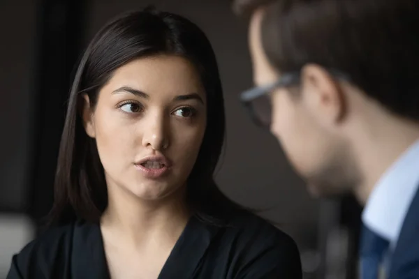 Serious joven india etnia mujer de negocios hablando con el hombre de confianza socio. —  Fotos de Stock