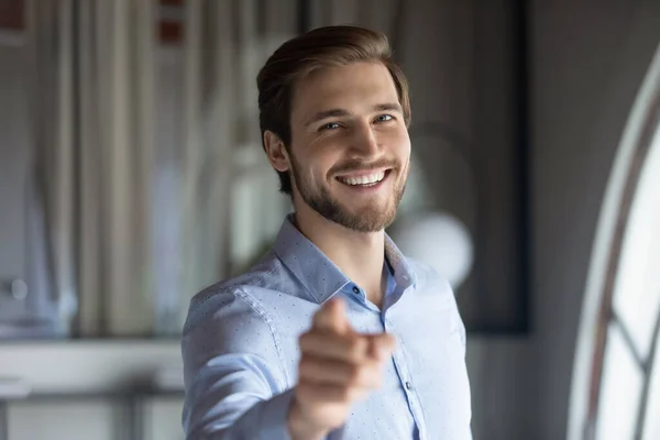 Smiling young handsome male hr manager pointing finer at camera. — Stock Photo, Image