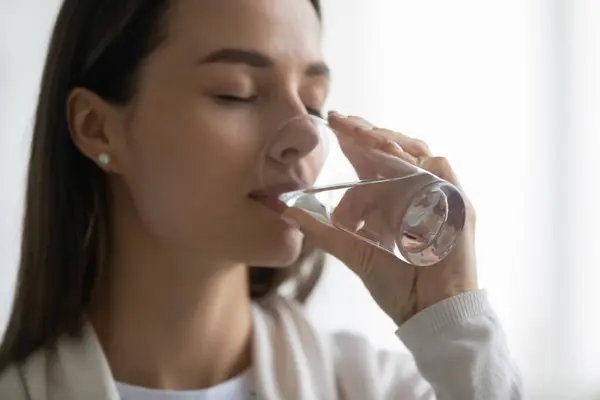 Mujer sedienta disfrutar de agua mineral pura de vidrio — Foto de Stock