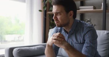 Endişeli genç adam zor bir karar düşünüyor, kuşkulu hissediyor..