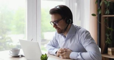 Yetenekli genç satıcı müşteriyle video görüşmesiyle konuşuyor..