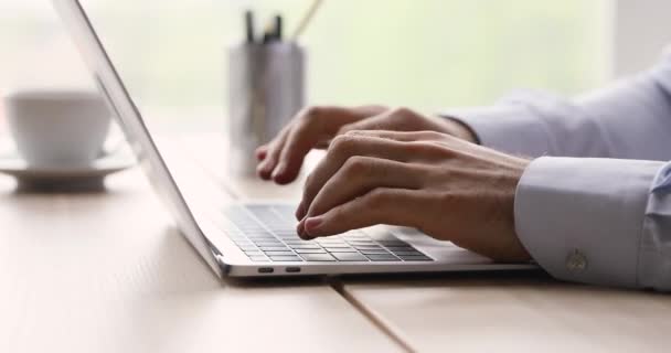 Primer plano joven hombre de negocios escribiendo, trabajando en la computadora. — Vídeo de stock