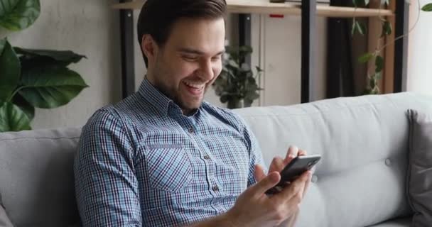 Alegre joven caucásico hombre riendo de divertido foto contenido. — Vídeo de stock