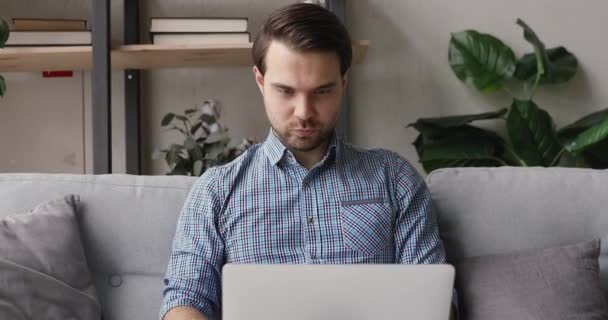 Jovem emocional lendo e-mail com boas notícias. — Vídeo de Stock