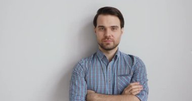 Gülümseyen genç, yakışıklı Avrupalı iş adamının portresi.