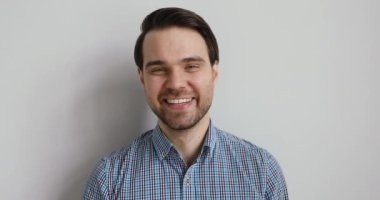 Genç yakışıklı duygusal adam şakaya gülüyor..