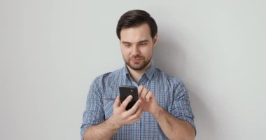 Komik mobil uygulamalar kullanan duygusal genç bir adam..