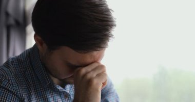 Kötü depresif düşüncelerden muzdarip umutsuz genç bir adam..