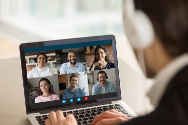 İş adamının arka görüntüsünde webcam çağrısı var.