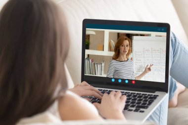 Bayan öğrencilerin arka planda online video dersi var