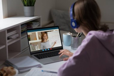 Liseli kızın evden öğretmenle webcam dersi var.