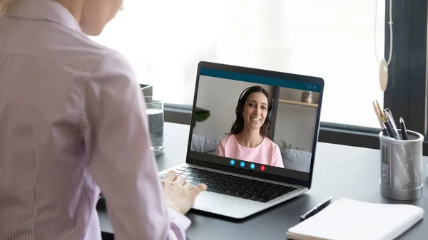 Une employée a un appel webcam avec un partenaire d'affaires — Photo