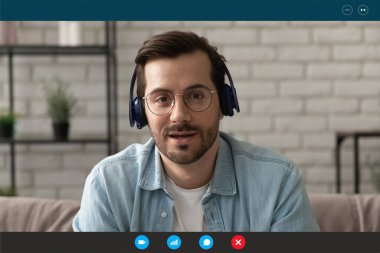 Beyaz adamın video konuşmasının ekran görüntüsü