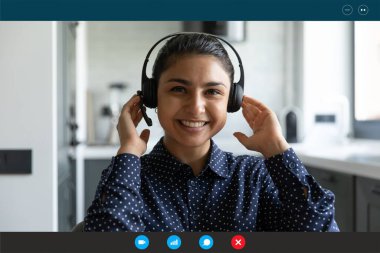 Gülümseyen Hintli kadının ekran görüntüsü online konsültasyona sahip