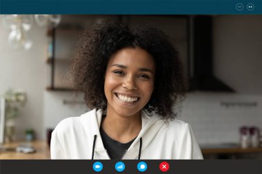 Gülümseyen melez kadının ekran görüntüsü webcam çağrısına sahip