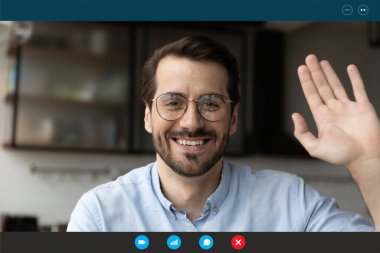 Beyaz adamın gülümseyen görüntüsü video konuşmasında