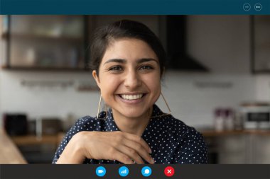 Görüntülerde gülümseyen Hintli kadın görüntüsü