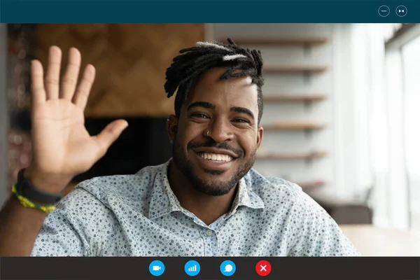 Skärmbild av leende biracial man tala på videosamtal — Stockfoto