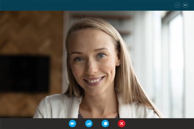 Ekran görüntüsü evde webcam konuşması yapıyor