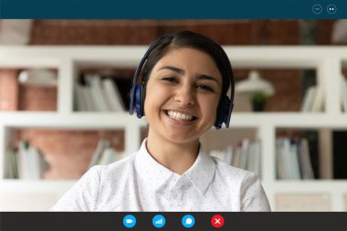 Gülümseyen Hintli kadının webcam görüntüsü var.