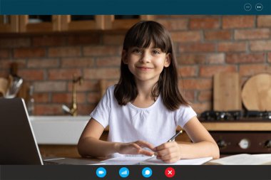 Web kamerasında gülümseyen kız çocuk çalışması
