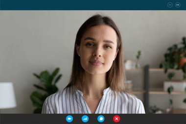 Kafkasyalı iş kadınının ekran görüntüsü webcam çağrısı içeriyor