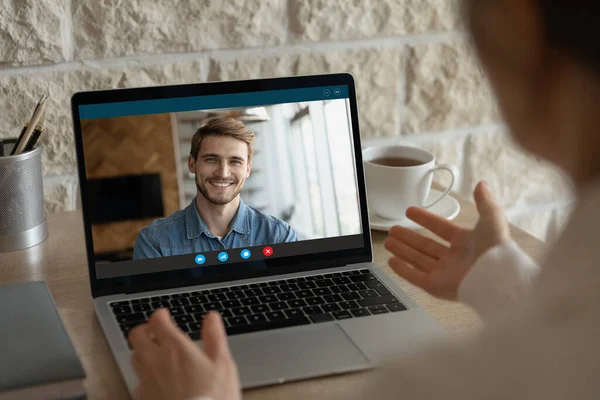 Achteraanzicht van vrouw praten op video bellen met collega — Stockfoto