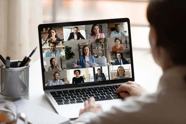 Funcionário feminino tem reunião da equipe da webcam online — Fotografia de Stock