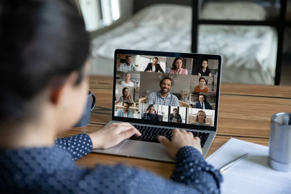 La donna parla in videochiamata con diversi colleghi — Foto Stock