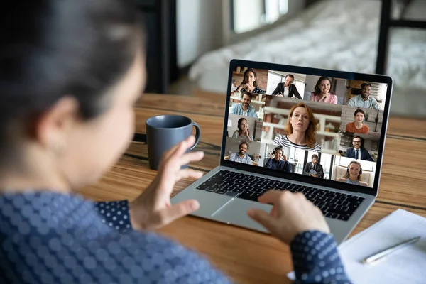 Donna parlare in videochiamata di gruppo con diversi colleghi — Foto Stock