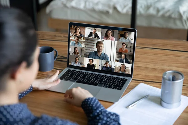 Funcionário feminino tem equipe de webcam reunião online — Fotografia de Stock