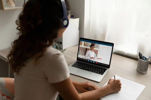 Studente donna studiare online sul computer portatile a casa — Foto Stock